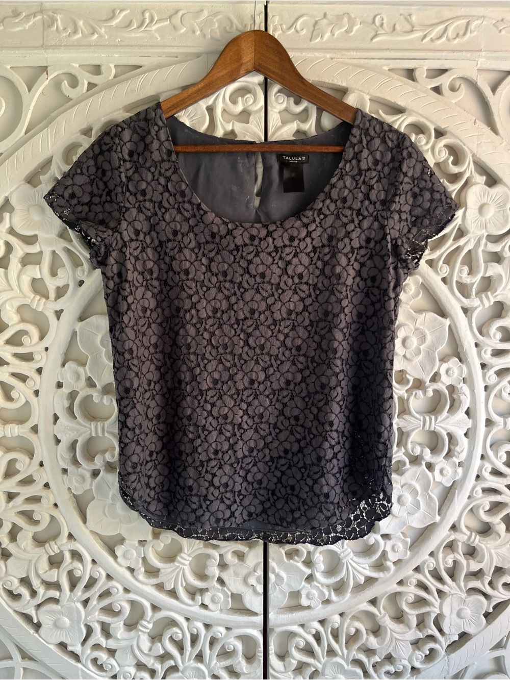 Talula by Aritzia Gray Floral Lace Short Sleeve Blouse Size Medium